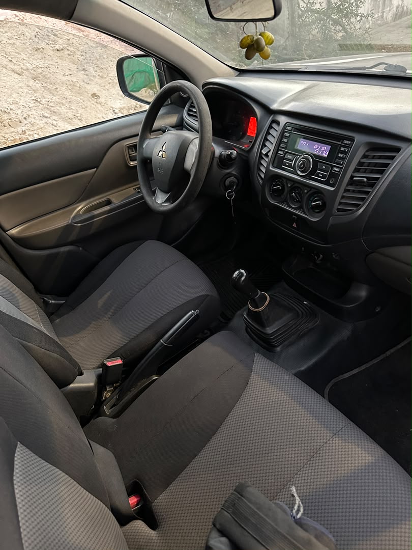 6.700.000F MITSUBISHI L200 UNE CABINE DE 2017
